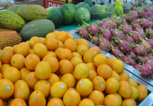 安徽合肥：水果热销  价格下滑 ()