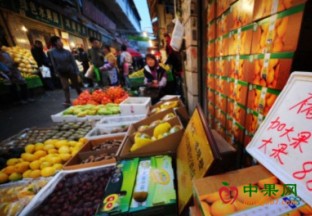 云南昆明：水果市场品类丰富 ()