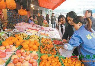 江西九江：水果价格涨疯了 ()